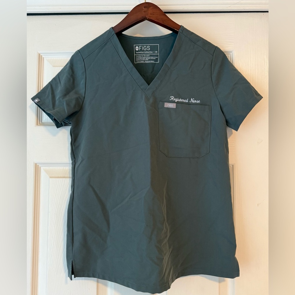 FIGS Catarina One-Pocket Scrub Top – Charcoal – XS